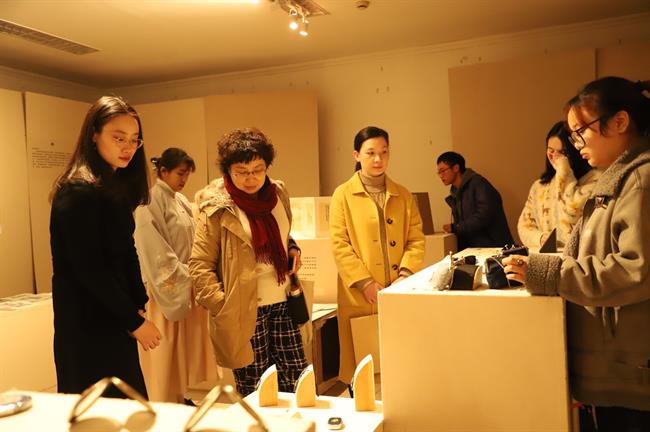 老师观展.jpg 老师观展.jpg