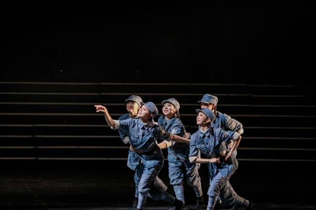 群舞《这里的黎明静悄悄》3.jpg 群舞《这里的黎明静悄悄》3.jpg